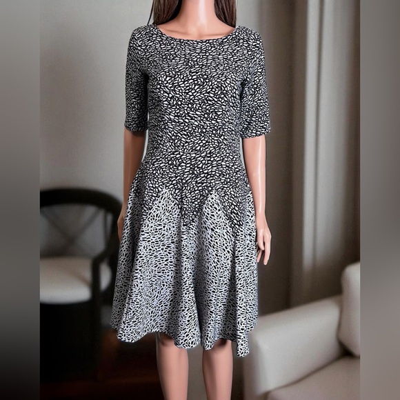 Gabby Skye Fit & Flare Dress. Light Blue & Black Geometric Print. Size 4 - Picture 9 of 10